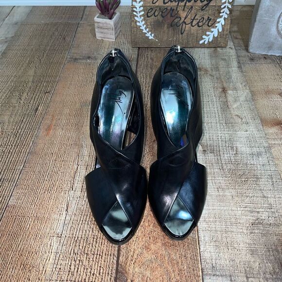 Giuseppe Zanotti
Black Leather Crisscross Ankle Size 38.5 Boots/Booties - Picture 3 of 16